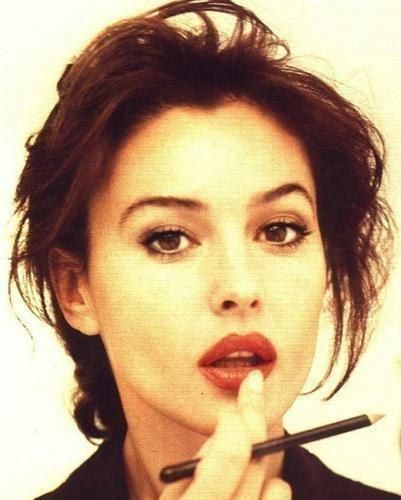 Monica Bellucci Italian Actress, 짧은 머리, Monica Bellucci, Beauty Icons, Foto Inspiration, Rare Photos, Makeup Inspo, Maquillaje De Ojos, Selena Gomez