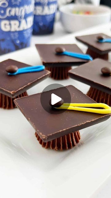 Dee | Know a 2024 grad? Surprise them with these Chocolate Graduation Caps Treats!🎓  These graduation hat treats are a no bake dessert made ... | Instagram Chocolate Graduation Hat, Graduation Cap Treats, Graduation Cap Cupcakes, Graduation Sweets Ideas, Graduation Brownies Ideas, Easy Graduation Desserts, Grad Party Treats, Graduation Chocolate Ideas, Desserts For Graduation Party