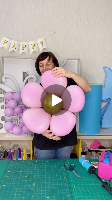 Genballoon on Instagram: "Cute balloon flower 🌸 #balloonart  #fun  #top  #lifehacks #tips  #balloon  #balloonartist  #patterns #patrones #mosaicballoon #balloonmosaic  #balloondecor  #mosaicframesforballoons #balloonsdecoration #balloonstylist" Baloon Flower Design, Balloon Flowers Diy Tutorials, Balloon Flower Tutorial, How To Make Flower Balloons, Balloon Flowers Diy, Balloon Inside Balloon, Balloon Sculptures Diy, Flower Balloons Diy, Princess Balloon