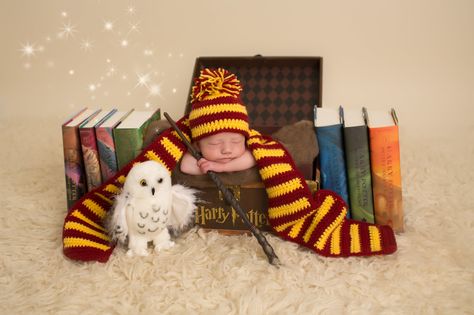 29 Adorable Photos Of Babies Who Already Love Harry Potter | HuffPost Harry Potter Newborn, Harry Potter Baby Gift, Harry Potter Baby Shower, Theme Harry Potter, Harry Potter Baby, Baby Boy Photography, Harry Potter Theme, Newborn Hat, Newborn Baby Photography