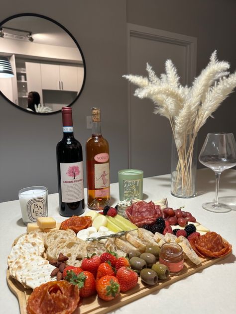 Wine Platter, Meal Prep Snacks, Date Night Dinners, Lunch Table, Clean Eating Lunch, Kitchen Aesthetic, Edible Arrangements, Wine Night, Food Platters