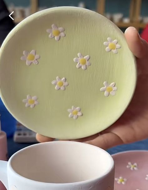 Pottery Painting Small Bowl, Easy Bowl Painting Ideas, Plate Painting Ideas Diy Easy, Painting Ceramics Ideas Simple, Color Me Mine Ideas Bowls, Pottery Painting Easy, Painting Pottery Plates, Simple Pottery Painting Ideas, Pottery Painting Ideas Easy