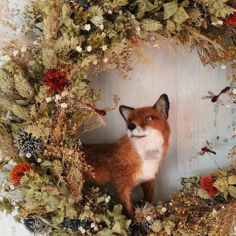 Autumn meadow fox 🦊  needle felted red fox with hand made dried flower wreath🌼  #needlefeltidea #needlefelting #fox Needlefelt Wreath, Needle Felted Wreaths, Needle Felted Flowers, Dried Flower Wreath, Lantern Christmas Decor, Needle Felted Fox, Lantern Christmas, Vine Wreath, Felt Wreath