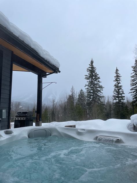 House With Snow, Luxury Ski Trip Aesthetic, Ski Trip Aesthetic Cabin, Snow Vacation Winter Cabin, Winter Cabin With Friends Aesthetic, Romantic Winter Getaways, Snowy Cabin In The Woods Aesthetic, Cabin In The Mountains, Snow Trip