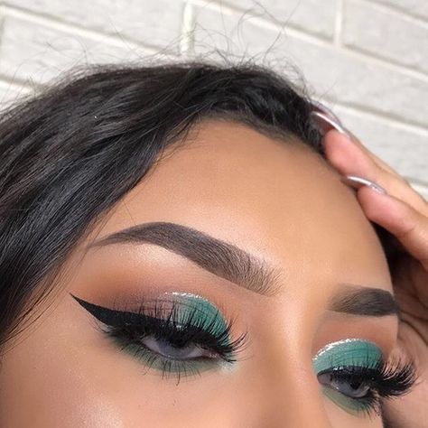 Shared by UNICORN. Find images and videos about fashion, style and pretty on We Heart It - the app to get lost in what you love. Machiaj Smokey Eyes, Makeup Verde, Make Up Designs, Makeup Sephora, Glitter Liner, Make Up Inspiration, Simple Eye, Beauty Make-up, Makeup Eyes