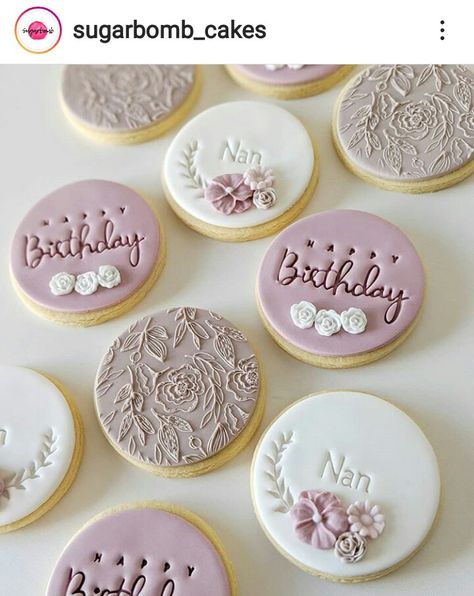 Fondant Iced Biscuits, Fondant Topped Cookies, Fondant Cookie Designs, Fondant Decorated Cookies, Fondant Cookies Ideas, Fondant Sugar Cookies, Kue Fondant, Wedding Biscuit, Elegant Cookies