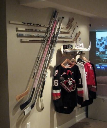 Cool jersey Display Hockey Themed Room, Hockey Crafts, Hockey Bedroom, Hockey Room, Hockey Decor, Trophy Display, Jersey Display, Man Cave Home Bar, Sports Room