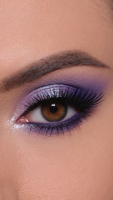 Makeup Looks For Purple Outfit, Makeup Looks Colourful Eyeshadows, Colourful Eye Makeup Brown Eyes, Makeup Looks With Purple Dress, Colourful Eye Shadow, Natural Glam Eyeshadow, Makeup Colourful, Purple Eye Makeup For Hazel Eyes, Fall Eyeshadow Looks For Blue Eyes