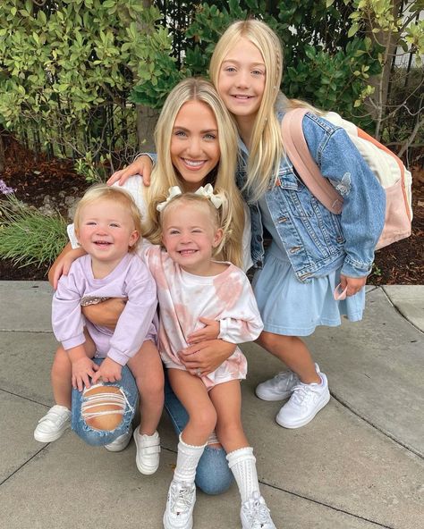 Savannah Rose LaBrant on Instagram: “Oh how time flies 😫 Sending big sis off to 3rd grade this morning! We’re gonna miss having you around every morning Ev! We all love you so…” Sav Labrant, Savannah Rose, Labrant Family, Cole And Savannah, Mommy Daughter Outfits, Labrant Fam, Instagram Family, Mommy Daughter