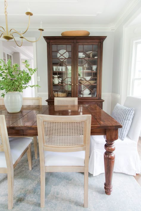 Dining Room Inspiration With China Cabinet, Traditional Dining Room China Cabinet, Elegant Dinning Room Decor, Ornate Dining Chairs, Dining Room With Antique Table, Dining Room English Style, Foyer To Dining Room Entryway, Dining Room Table Traditional, Traditional Kitchen Table And Chairs