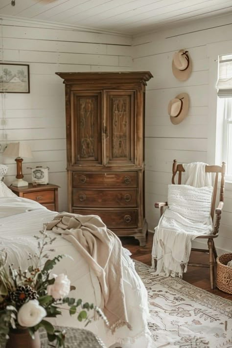 Modern Cottage Guest Bedroom, Grandmas Farmhouse Aesthetic, Cottage Cabin Bedroom, Antique Touches Home, Modern Decor With Antiques, Vintage Farmhouse Bedroom Decor, Vintage Aesthetic Apartment Decor, Old Farmhouse Bedroom Ideas, Country Grandma Aesthetic