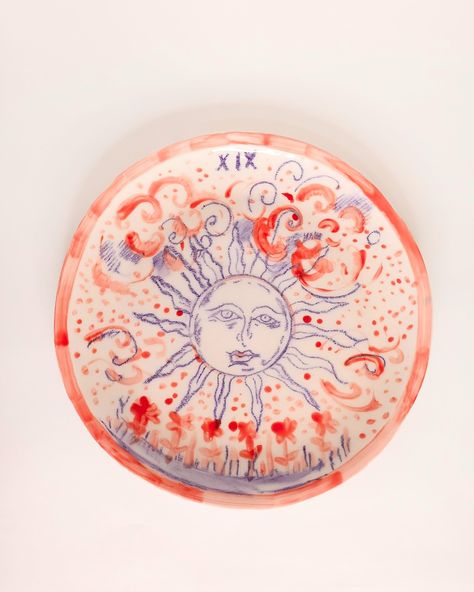 Plate inspired by the Tarot Sun card. With its vibrant colors and intricate details, this piece radiates warmth, positivity, and a touch of mysticism. Perfect for those who appreciate the beauty of symbolism and art combined. Add a bit of magic to your space with this one-of-a-kind design. . . . . www.kintustudio.com 📍Rua Poais de São Bento 58, Lisbon Mon - Sat 11-19 . . . . #kintustudio #plate #tarotcards #tarotreadersofinstagram #decorating #ceramic #handmade #unique #oneofthekind #soltaro... Clay Glaze, Ceramic Handmade, Tarot Readers, Pottery Painting, Self Confidence, The Sun, Decorative Plates, Glaze, Portugal