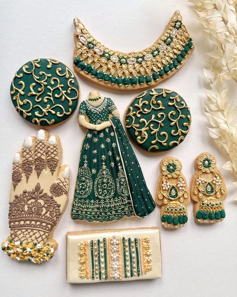 IG: ivoryflourcakes Indian Wedding Cookies Decorated, Indian Henna Party, Henna Macarons, Henna Cookies Design, Paisley Cookies Decorated, Henna Cookies, Pretty Baking, Mehndi Event, Wedding Cake Cookies