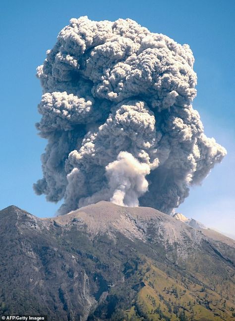 Bali's notorious Mount Agung erupts and spews volcanic ash two kilometres into the air | Daily Mail Online Ash Cloud, Volcanic Ash, Plate Tectonics, Farm Heroes, Sunday Morning, Volcano, Daily Mail, The Sky, Bali