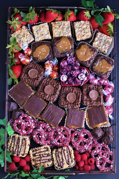 Brownie Board Ideas, Brownie Board Platter, Brownie Platter Presentation, Brownie Charcuterie Board Ideas, Brownie Charcuterie Board, Cake Charcuterie Board, Charcuterie Platter Ideas, Brownie Platter, Desert Charcuterie Board