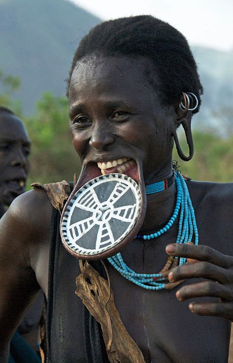 Africa. Smiling Surma woman with lip-plate. Omo Valley, Ethiopia. African Image, Mursi Tribe, African People, We Are The World, African Culture, African Beauty, People Of The World, World Cultures, 인물 사진