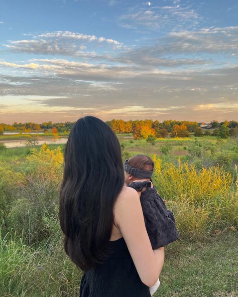 Brunette Mom And Daughter, Dauther And Mom Aesthetic, Strong Mom Aesthetic, Mom And Daughter Astethic, Faceless Mom And Baby Aesthetic, Older Brother And Sister Aesthetic, Mother Daughter Aesthetic Faceless, Mom And Son Aesthetic Faceless, Parents And Daughter Aesthetic