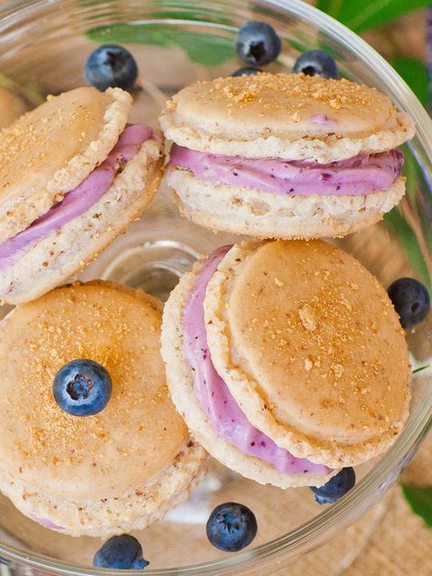 Blueberry Cheesecake Macarons (video) - Tatyanas Everyday Food Macarons Blueberry, Cheesecake Macarons, Blueberry Buttercream, Macarons Recipe, Macaron Flavors, Macaron Cookies, Blueberry Cream Cheese, Buttercream Filling, Macaron Recipe