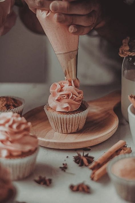 Chai Cupcakes, Food Photography Cake, Cupcake Photography, Spiced Buttercream, Food Photography Dessert, Baking Photography, Cake Photoshoot, Bakery Branding, Cupcakes Decorados