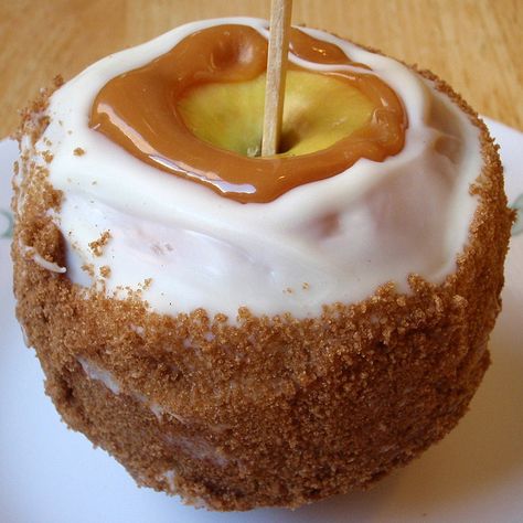 apple pie caramel apple Rocky Mountain Chocolate Factory, Candied Apples, Candy Apple Recipe, Funnel Cakes, Apple Treat, Apple Recipe, Gourmet Candy, Homemade Candy, Caramel Candy