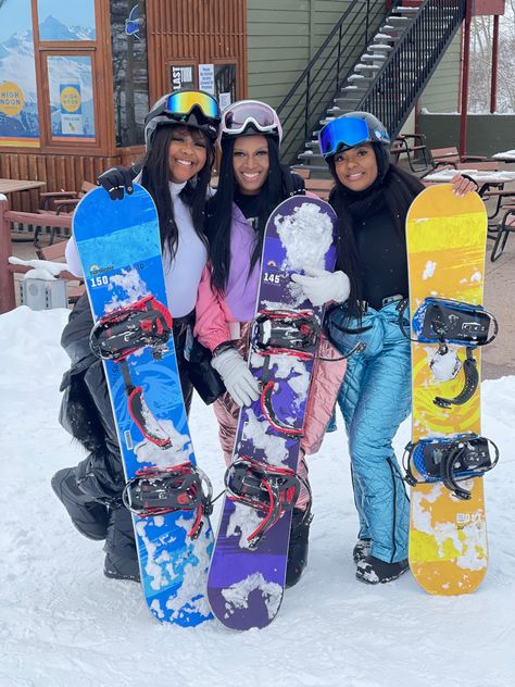 Winter Cabin Trip Black People, Aspen Birthday Trip, Group Ski Trip, Ski Trip Black Women, Ski Trip Outfit Black Women, Birthday Ski Trip, Snowboard Outfit Women, Cute Snowboarding Outfits, Snowboarding Outfit Women's