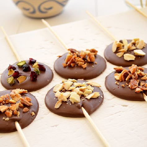 Milk chocolate with almonds, cranberries and pistachios. Sweet treats for children and adults. (in Portuguese) Chocolate With Almonds, Chocolate Lollipops, בר מצווה, Chocolate Bark, Homemade Chocolate, Candy Recipes, Food Gifts, Milk Chocolate, Chocolate Covered