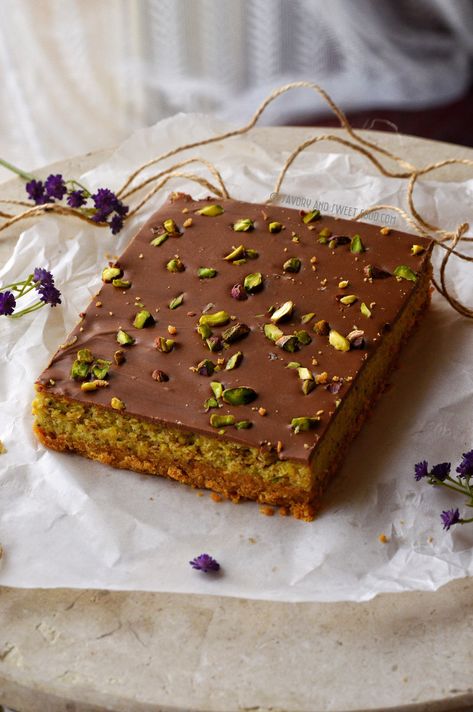 Pistachio Bars, Eid Dessert Recipes, Tiramisu Cupcakes, Pistachio Chocolate, Pistachio Dessert, Pistachio Cheesecake, Pistachio Recipes, Chocolate Pistachio, Eid Food