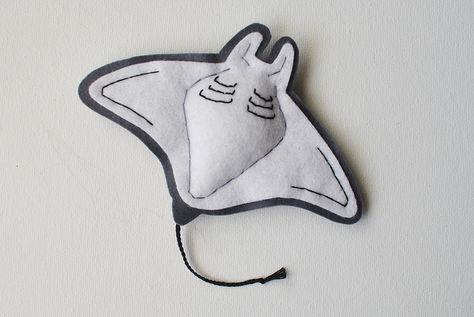 Manta Ray - Marine Soft Sculpture Wool Felt Plush by whatnomints, via Flickr Felt Manta Ray Pattern, Manta Ray Plush Pattern, Felt Stingray, Felt Plush, Baby Mobil, Felt Animal Patterns, Cute Sewing Projects, Sewing Stuffed Animals, Manta Ray