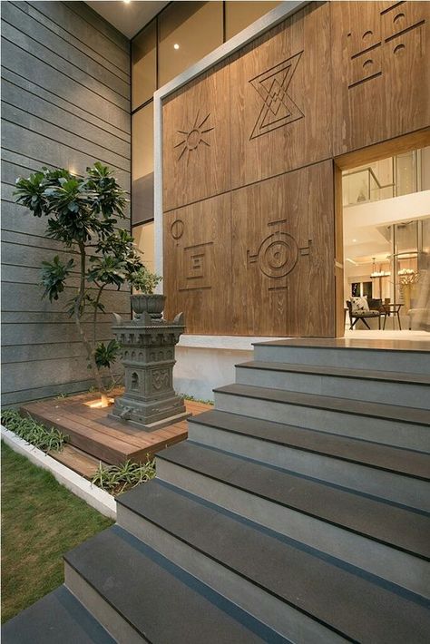 Bungalow Interiors, Temple Design For Home, Indian Home Design, Courtyard Design, Pooja Room Door Design, Entrance Door Design, Pooja Room Design, Room Door Design, Exterior Wall Design