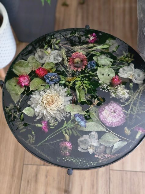 This handcrafted coffee table is fully finished and made of resin combined with dried flowers. Its uniqueness lies in being a one-of-a-kind creation that will enhance any interior. I am confident that every cup of coffee or tea enjoyed on this table will be exceptionally delightful, fostering a positive and uplifting atmosphere. Resin Tea Table, Resin Flowers Table, Resin Table With Flowers, Christmas Resin Art, Flower Resin Art, Resin Table Top, Artistic Furniture, House Details, Interior Accents