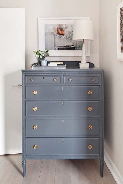 Bedroom Blue And White, Bedroom Moody, Light Blue Bedroom, Blue And White Bedroom, Cream Bedroom, Paint Trends, Blue Dresser, Eclectic Contemporary, Bedroom Blue