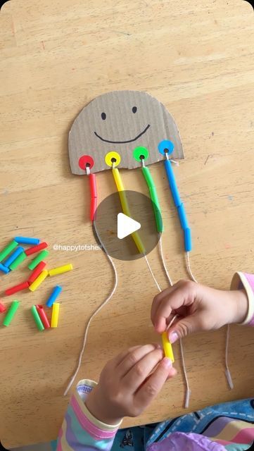 Fynn Sor | Happy Tot Shelf on Instagram: "Your toddler will have a blast sorting colorful straws and threading them through twine. ⭐️ Pro tip: Wrap a bit of sticky tape around the end of the twine to make threading easier for little hands.  👍🏻 Ideal for ages 2 to 5. ❤️ Love this idea? Follow @happytotshelf for more fun and educational activities for your little ones!  #LearningThroughPlay #ToddlerFun #PreschoolAtHome #HandsOnLearning #ToddlerActivities #PreschoolActivities #LearningIsFun #earlylearning" Tearing And Pasting Activity For Kids, Straw Activities For Kids, Straw Activities, Straw Art, Preschool Projects, Art Therapy Projects, Diy Toddler, Pro Tip, Preschool At Home