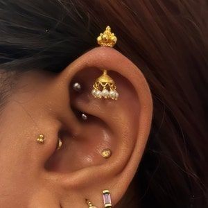 Indian Helix Earring, Traditional Indian Ear Piercing, Ear Piercings Indian Style, Indian Piercing Ear, Bugadi Earring Design In Gold, Koppu Earring, Bugadi Earring Design, Indian Jewelry Aesthetic, Bugadi Earrings