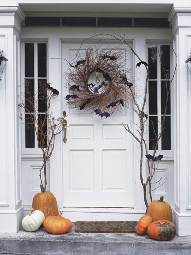 Stay safe by following these guidelines. Porta Halloween, Elegant Halloween Decor, Uhyggelig Halloween, Halloween Decor Diy, Spooky Wreath, Halloween Front Doors, Classy Halloween, Casa Halloween, Diy Halloween Wreath