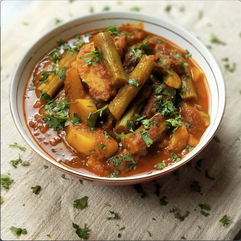 Drumstick Potato Curry, Sahjan Ki Sabji - An Easy Recipe Drumstick Curry, Tomato Curry, Main Course Dishes, Curry Recipes Indian, Potato Puree, Potato Curry, Indian Curry, Chapati, Curry Recipes