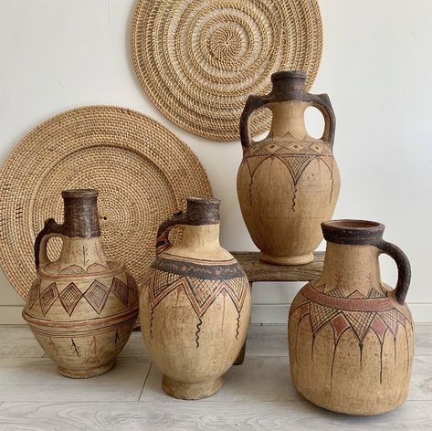 Bohemian Coastal Decor, Moroccan Pottery, African Pottery, Pottery Pots, Grand Vase, Altered Bottles, Business Furniture, Rug Art, Diy Prints