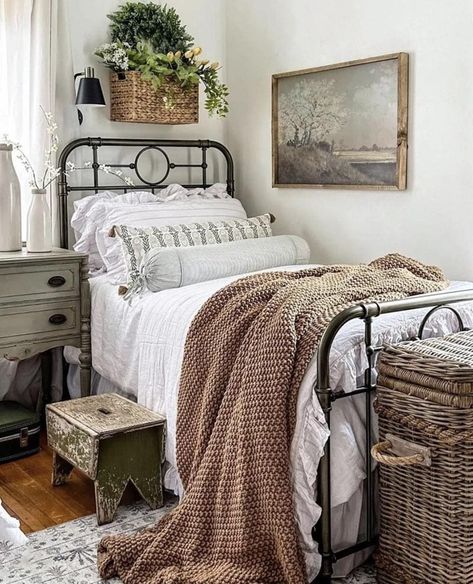 Small Farmhouse Bedroom, French Cottage Bedroom, Twin Beds Guest Room, Vintage Farmhouse Bedroom, Farmhouse Guest Bedroom, Farmhouse Bedroom Ideas, French Country Bedrooms, Cottage Bedroom, Country Bedroom