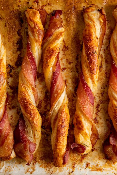 Herbed Cheesy Puff Pastry Bacon Straws Recipe / Flaky puff pastry gets all twisted up with cheese and bacon. An easy, classic appetizer for parties. #appetizer #cheesestraws #puffpastry Bacon Straws, Bacon Cheddar Puffs, Puff Pastry Cheese Straws, Bacon Cheese Puffs, Puff Pastry Bacon, Cheesy Puff Pastry, Puff Pastry Cheese, Puff Pastry Recipes Savory, Puff Pastry Twists