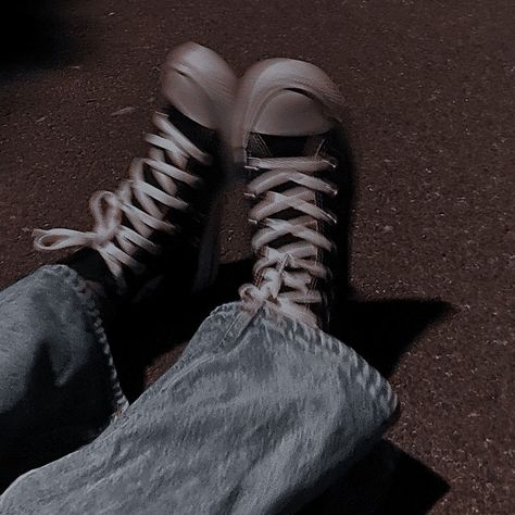 ఌ Vivian Core, Amelia Core, Converse Aesthetic, جوني ديب, 00s Mode, Skater Aesthetic, Zoe Kravitz, Black Converse, Spotify Covers