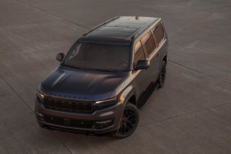 Wagoneer launches a new "L" version to take on the Suburban - Acquire Jeep Emblems, Jeep Grand Wagoneer, Tv Built In, Jeep Brand, Pompe A Essence, Grand Wagoneer, Mom Car, Jeep Wagoneer, Limited Slip Differential