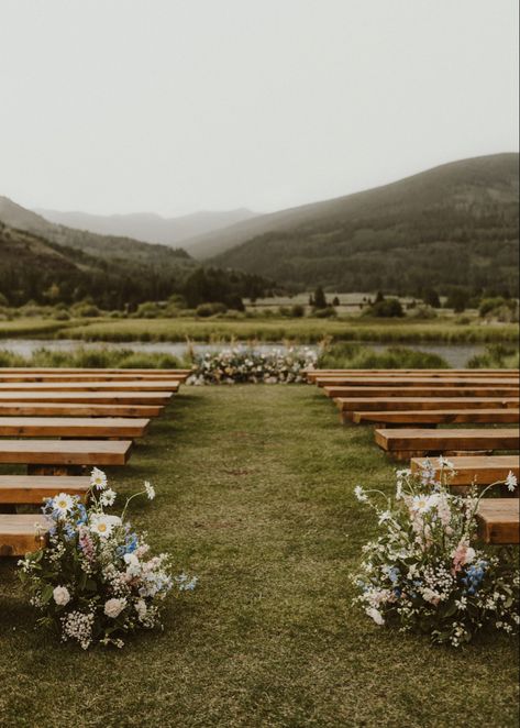 From the ground arch, mismatched and neutral bridesmaid dresses to the colorful blooms and a darling outfit change, Kiah and Austin’s summer wedding at Camp Hale checks all the boxes of this season’s trends. The afternoon storm resulted in an umbrella-covered ceremony but cleared just in time for guests to enjoy all that Camp Hale has to offer. Outside Wedding Ceremonies, Rainy Wedding Day, Backyard Wedding Ceremony, Neutral Bridesmaid Dresses, Wedding Alters, Vail Co, Wedding In Colorado, Field Wedding, Rainy Wedding