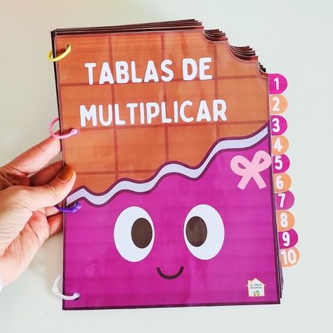 Libreta muy mona en forma de tableta de chocolate para practicar las tablas de multiplicar. Los resultados de todas ellas van con números punteados para que puedan reseguirlos y así prestar más atención. Recomendado a partir de 7 años. Interactive Multiplication Activities, Uno Flip Multiplication, Pop It Multiplication, Multiplication Lapbook Free, Multiplication File Folder Games