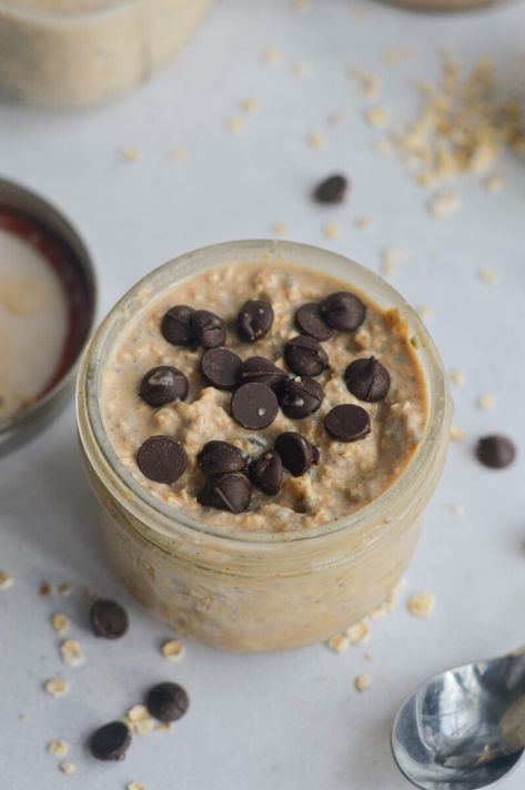 Jar of cookie dough overnight oats topped with chocolate chips. Cookie Dough Blended Oats, Choc Chip Overnight Oats, Chocolate Chip Cookie Overnight Oats, Chocolate Chip Cookie Dough Overnight Oats, Cookie Dough Overnight Oats, Oat Chocolate Chip Cookies, Keto Cookie Dough, Best Overnight Oats Recipe, Chocolate Overnight Oats