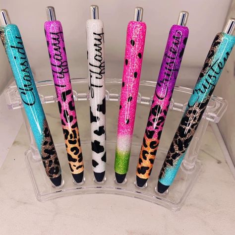 Epoxy Pen Designs, Vinyl Pens, Uv Resin Pen Ideas, Epoxy Resin Pen Ideas, Resin Pen Ideas, Resin Pens Diy, Resin Pens Ideas, Glitter Pen Ideas, Glitter Pens Epoxy Ideas