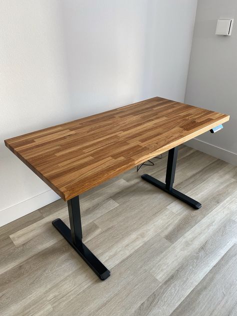 Our adjustable desks are designed to reduce the harmful effects of a sedentary lifestyle and improve health. Standing position at an adjustable desk is beneficial in that it improves blood circulation throughout the body. The brain receives more oxygen, which accordingly affects the concentration of attention and its performance. Standing work gives you more freedom of movement, gymnastics and warm-up during work. Butcher Block Desk, Oak Wood Desk, Wood Desk Top, Desk Standing, Diy Desk Plans, Adjustable Desks, Mens Bedroom Decor, Computer Stand For Desk, Iron Desk