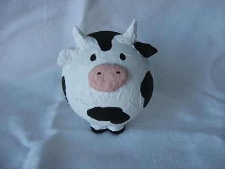 paper mache galleries | Cow piggy bank. Tirelire vache" by Johanne Bourget Cow Piggy Bank, Paper Mache Art Projects, Paper Mache Projects, Paper Mache Animals, Piñata Ideas, Paper Mache Clay, Paper Toys Template, Paper Mache Sculpture, Paper Mache Art