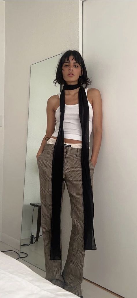 Tie As Scarf Outfit, Neck Scarf Outfit Aesthetic, Outfits With Scarves Aesthetic, Winter Fits Scarf, Scarf Trends 2023, Scarf 2023 Trend, 90s Scarf Outfit, Tie Scarf Outfit, 2000s Scarf Outfit