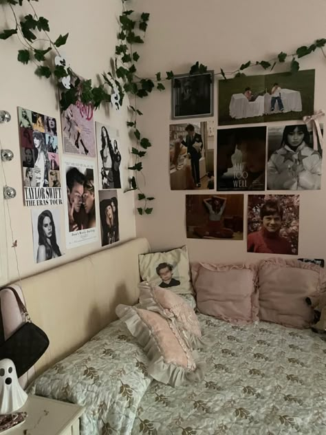 Gemma Core, Fangirl Bedroom, Swiftie Bedroom, Room Redesign, Room Stuff, Girly Room, Room Deco, Room Walls, Cute Bedroom Decor