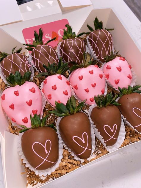 Valentine Chocolate Covered Strawberries, Chocolate San Valentin, Chocolate Covered Desserts, Valentine Strawberries, Strawberry Box, Valentines Bricolage, Chocolate Covered Strawberry Recipe, Valentines Snacks, Chocolate Covered Strawberries Bouquet