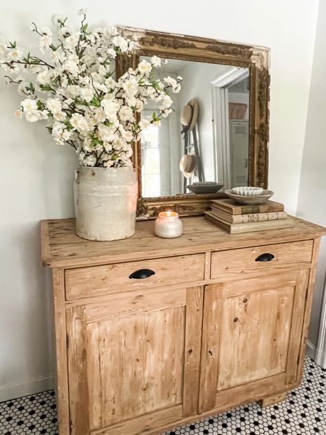 Entryway console table Console Table Decor Ideas, Country Entryway, Cottage Sofa, Simple Console Table, Console Table Decor, Rustic Entryway Table, Entryway Light Fixtures, Vintage Booth Display, Large Round Mirror